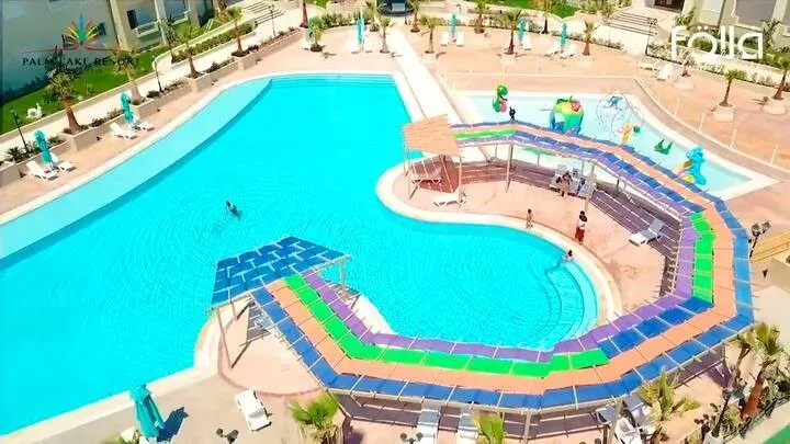 Piscine et toboggans de la résidence