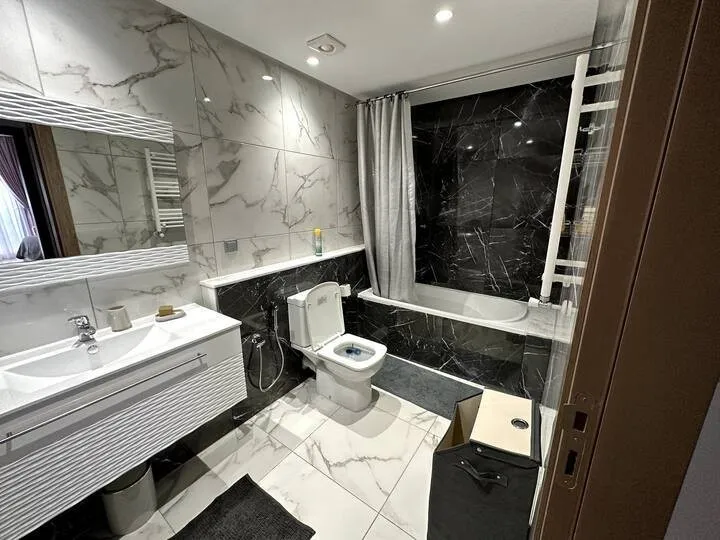 Salle de bain de la suite, avec baignoire