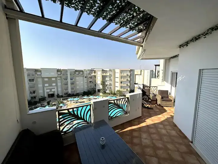 Terrasse avec vue sur les piscines